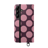 Etui-portfel z wegańskiej skóry do Samsung Galaxy S25 – wzór Polka Dot w kolorze różowo-śliwkowym